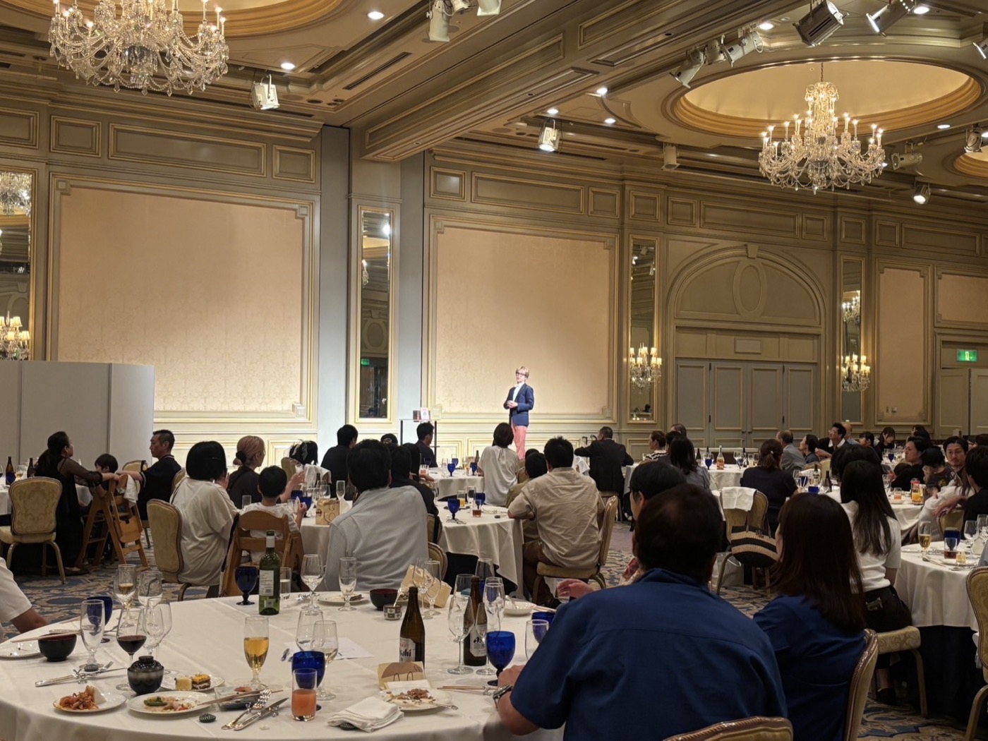 企業パーティーで演じる在籍マジシャンの様子
