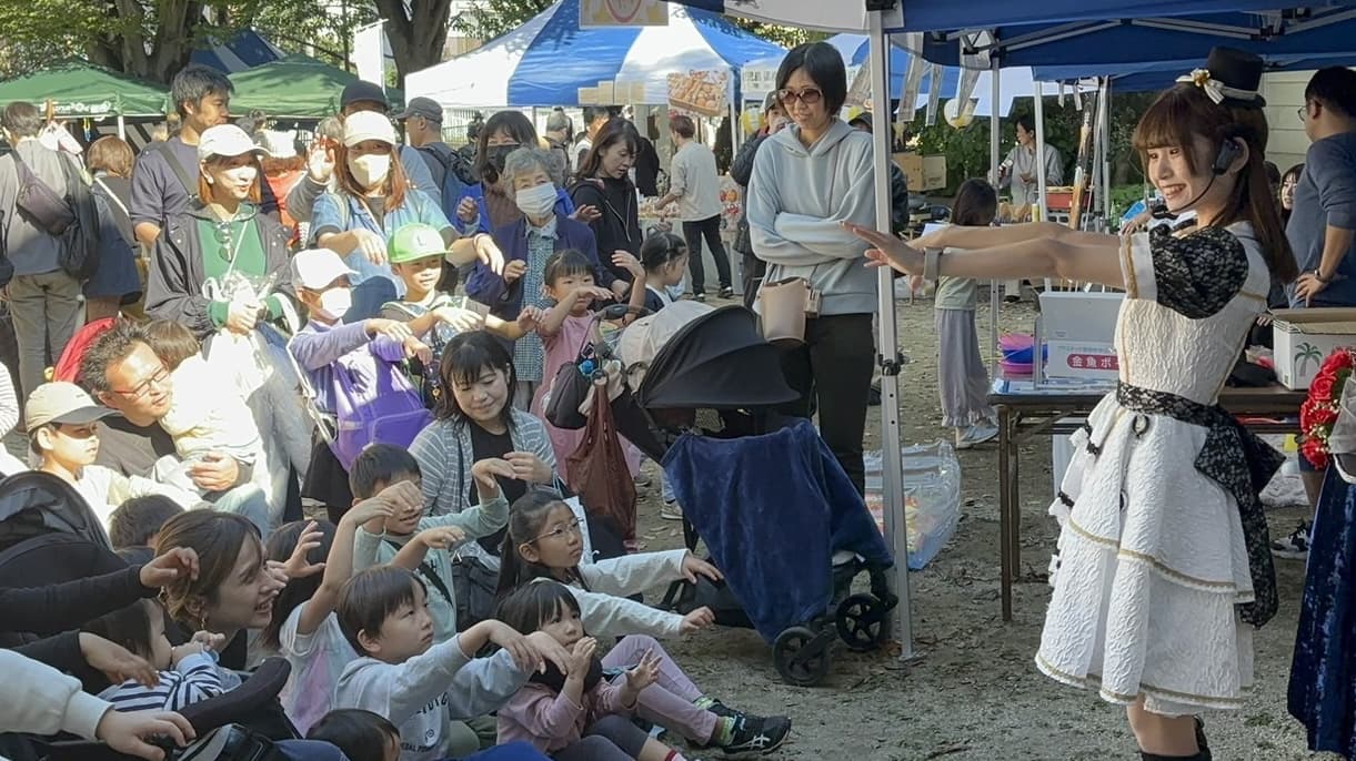 施設の周年イベントでのストリートマジックの様子