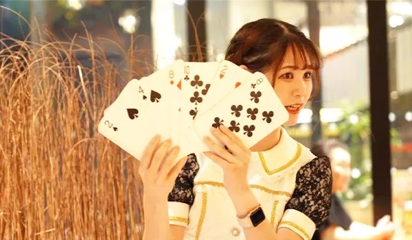 テーブルマジックでカードを広げる様子
