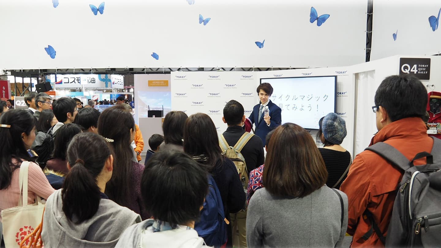 展示会・企業ブースでのマジックパフォーマンスの様子