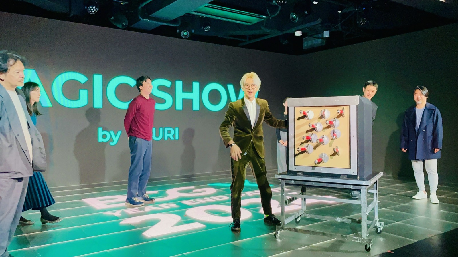 企業イベントでのマジシャンのステージパフォーマンスの様子