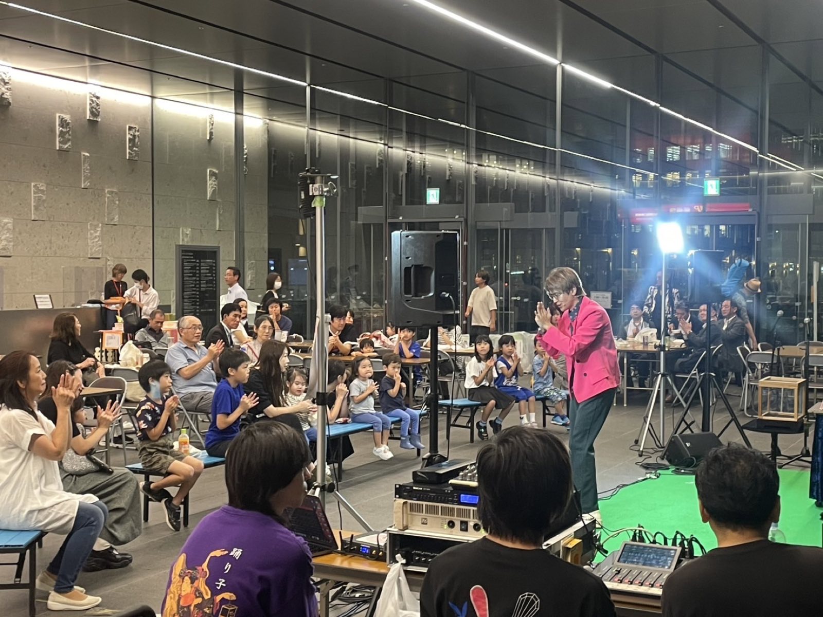 子ども会のイベントでパフォーマーが子どもたちの前でパフォーマンスをしている様子