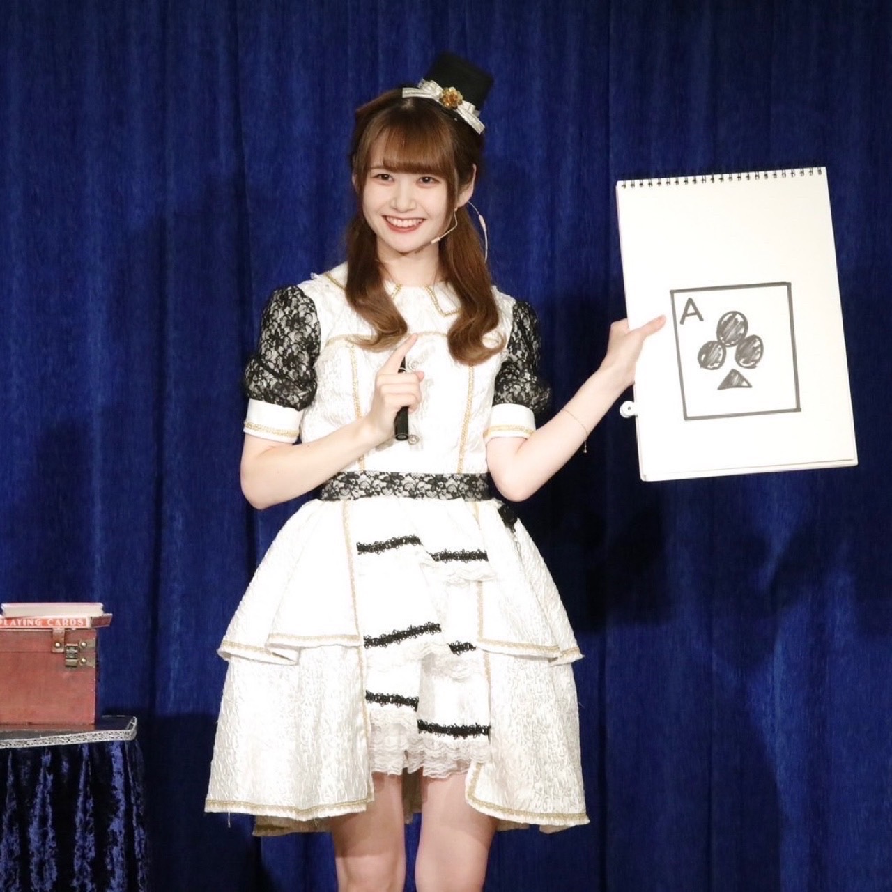 結婚式でのマジシャンのパフォーマンスの様子