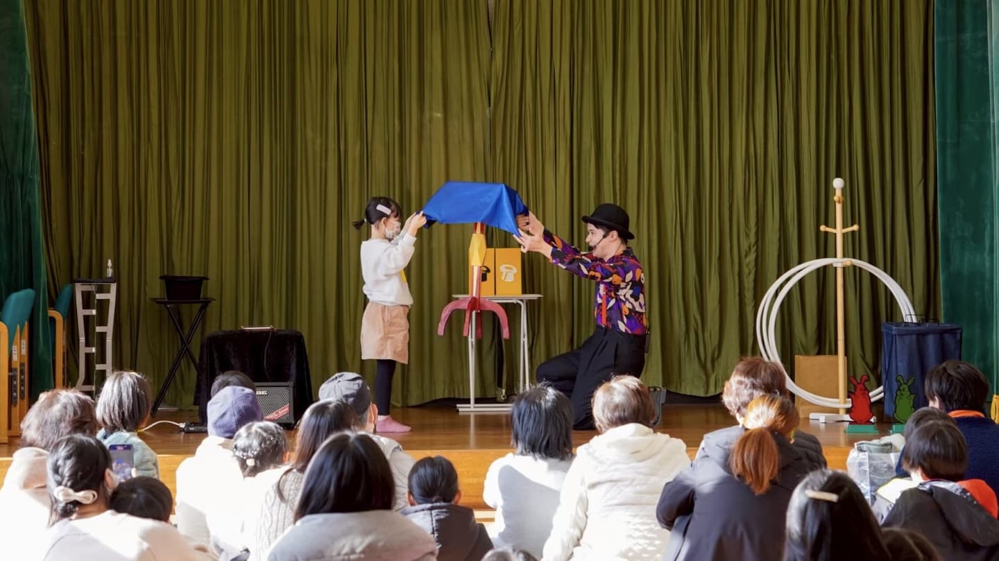 体育館でのステージマジック公演の様子