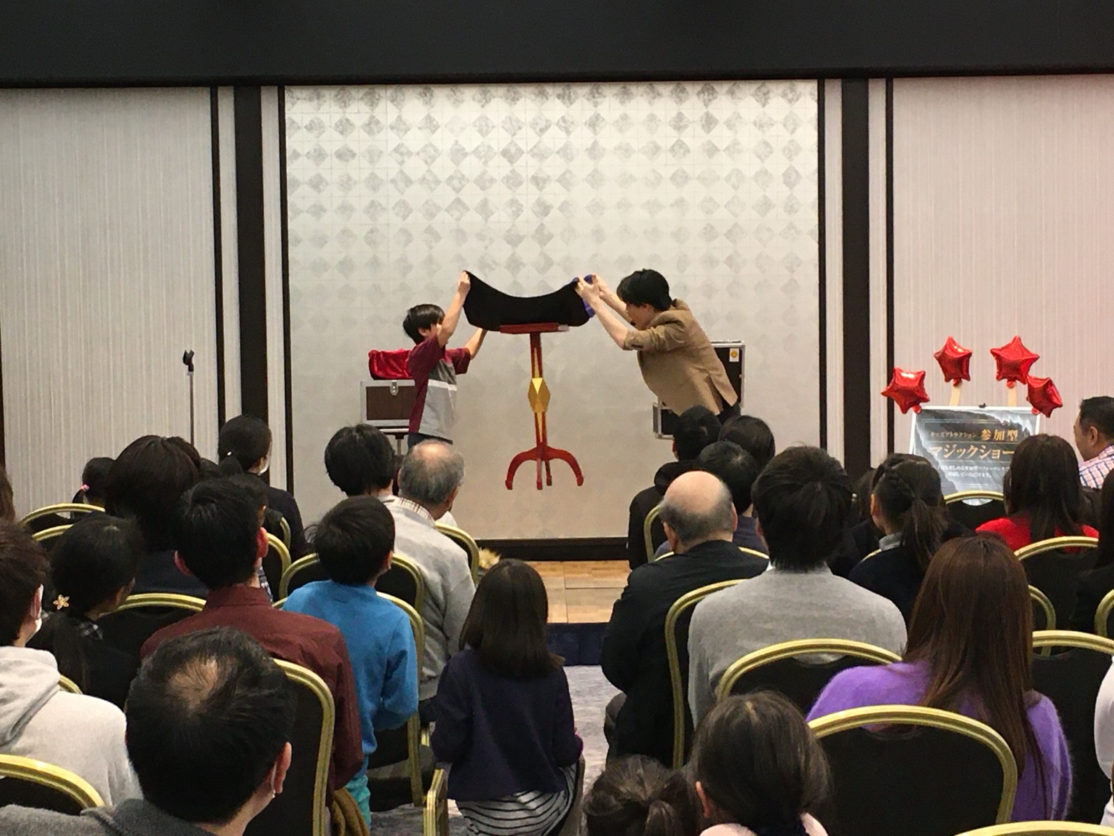 周年イベントでのマジシャンのパフォーマンスの様子