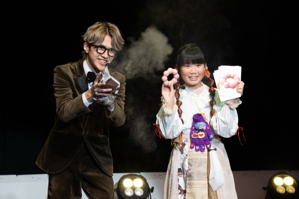 ステージマジックの演技中の様子