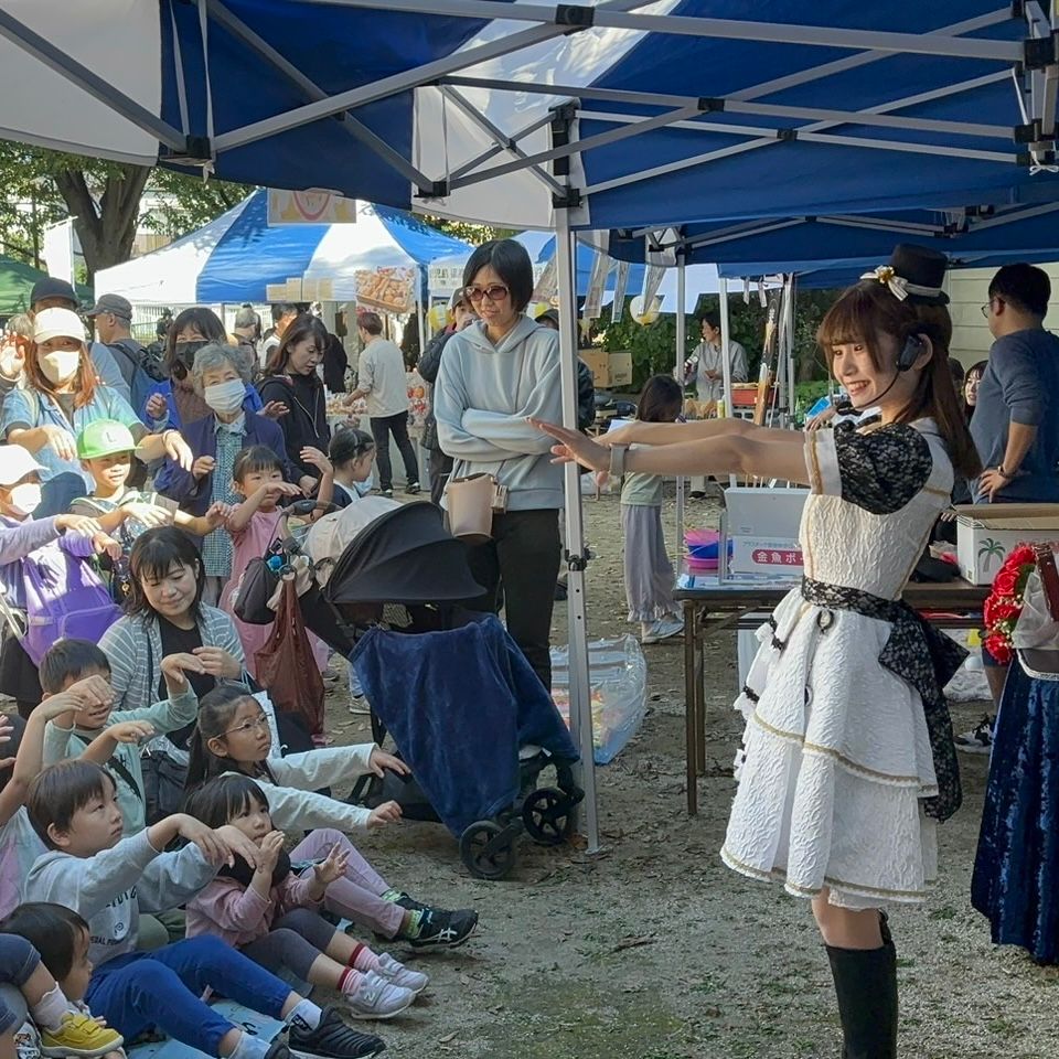 都内の野外イベントで行われた子ども向け参加型マジックショーの様子