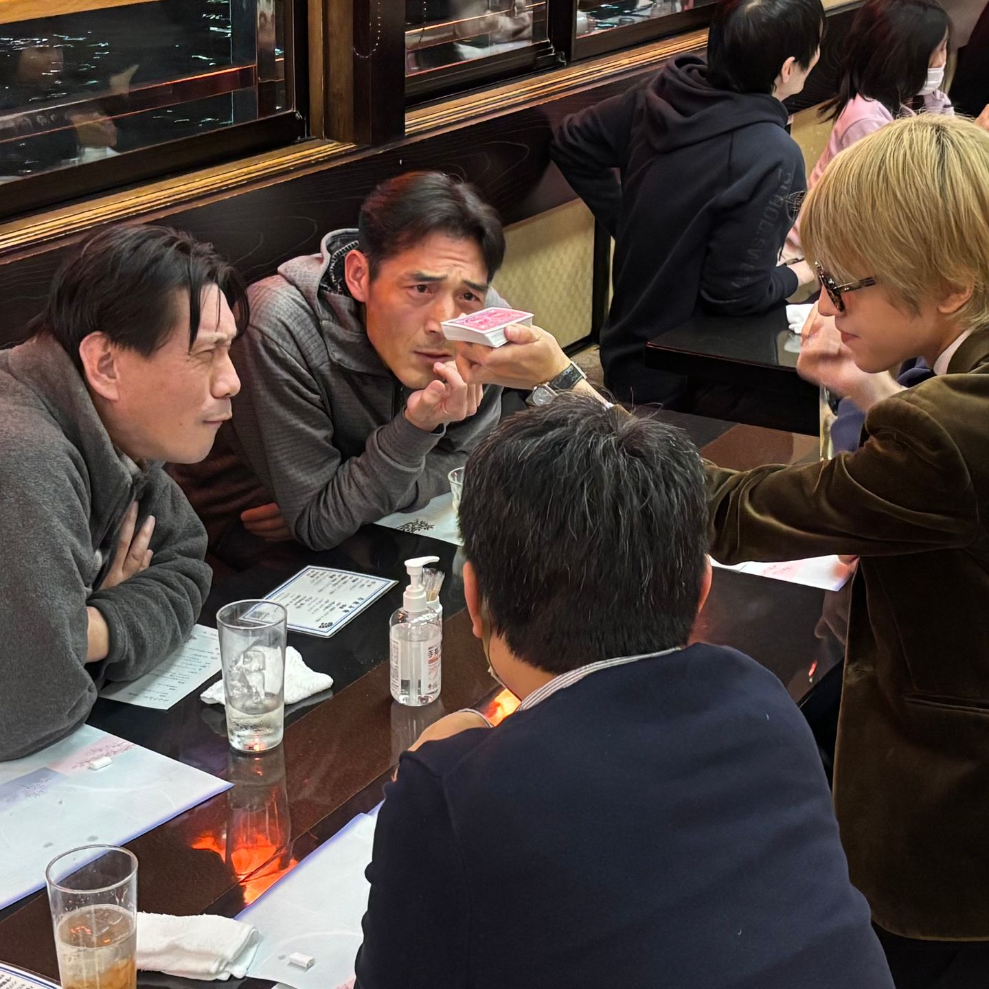 屋形船の企業パーティーで参加者のすぐそばで行われたテーブルマジックの様子