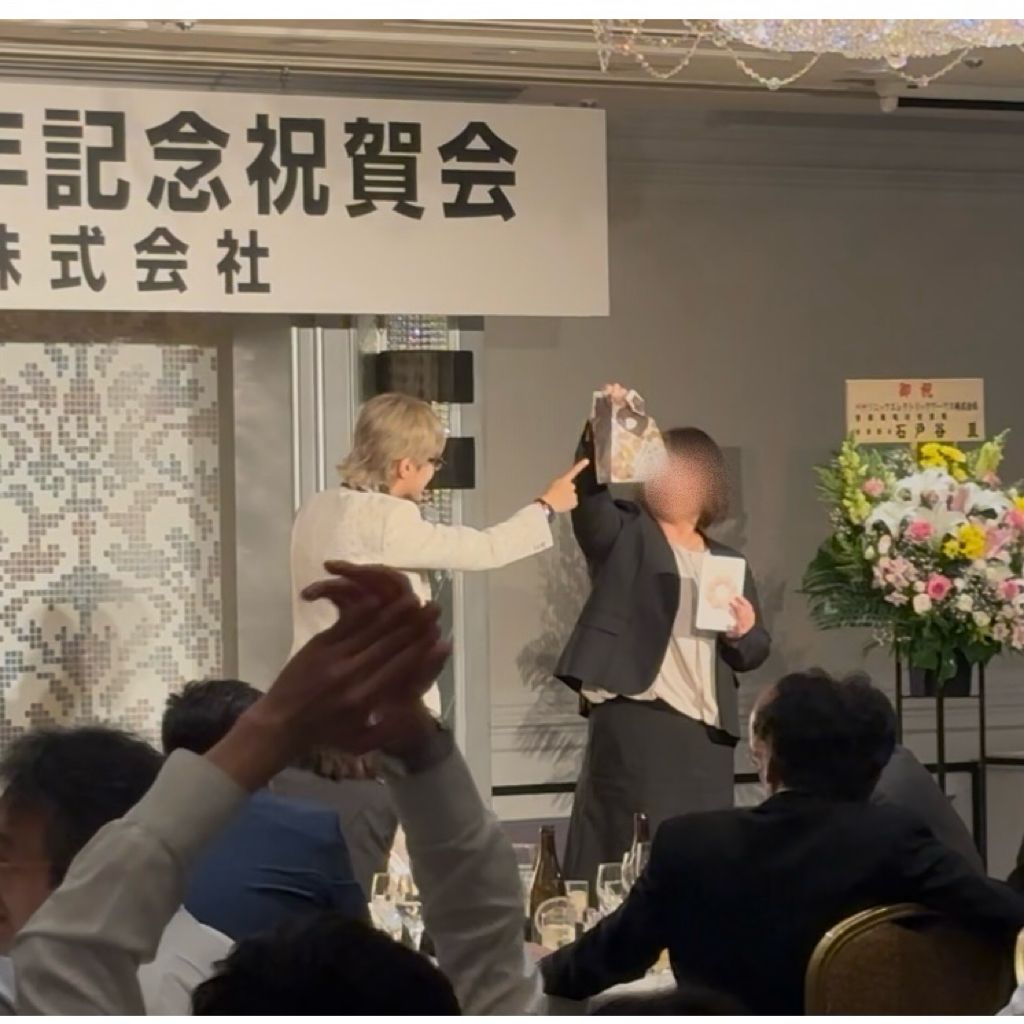 横浜のホテルで開催された100名規模の周年イベントでのステージマジックの様子
